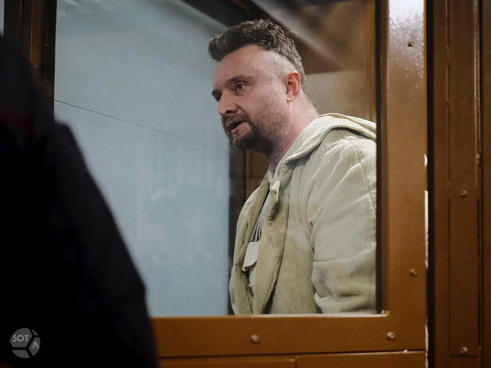 Un director de agenție de turism, găsit vinovat de „extremism LGBT” în Rusia, la un an după moartea sa în detenție