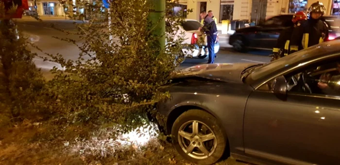 
    Dan Cozma a pierdut controlul volanului şi a intrat cu maşina într-un stâlp Foto: opiniatimisoarei.ro  