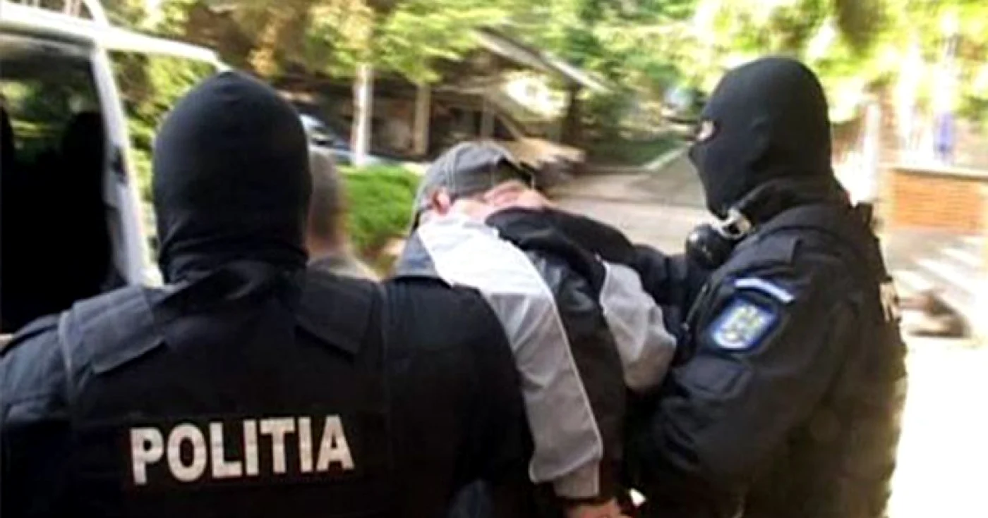 Mascații au condus la sediul Poliţiei patru suspecţi