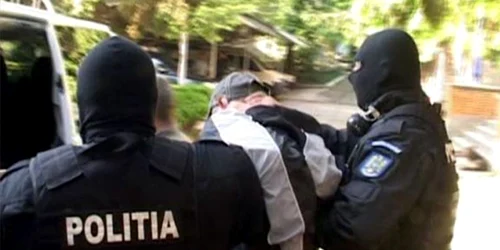 Mascații au condus la sediul Poliţiei patru suspecţi