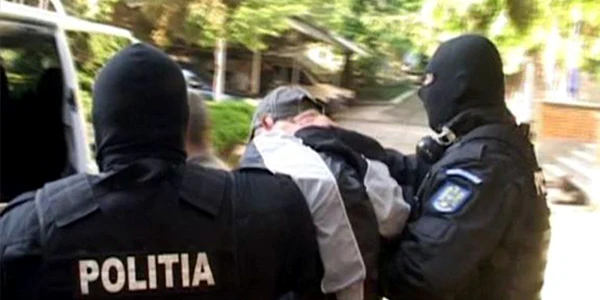 Mascații au condus la sediul Poliţiei patru suspecţi