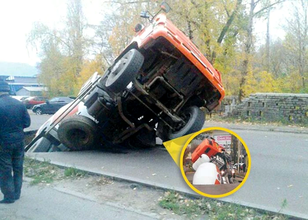 
    Din cauza infiltraţiilor de  apă de sub asfalt s-a creat un  crater care a înghiţit în câteva  minute ditamai camionul  