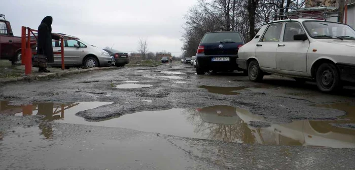 Uliţa pe care parchează pacienţii care vin la Spitalul Judeţean de Urgenţă din Ploieşti, cel mai mare spital din Prahova. FOTO Dana Mihai