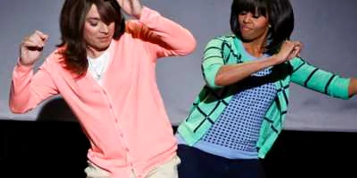 Comicul Jimmy Fallon dansînd cu Michelle Obama