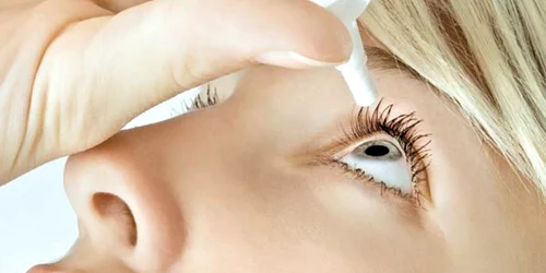 Afecţiunea este caracterizată de o scădere a capacităţii ochilor de a mai produce lacrimi