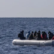 Migranti barca FOTO EPA-EFE