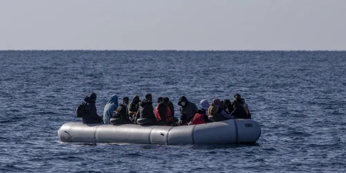 Migranti barca FOTO EPA-EFE