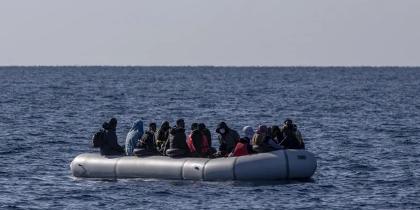 Migranti barca FOTO EPA-EFE