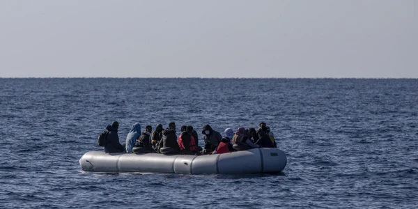 Migranti barca FOTO EPA-EFE