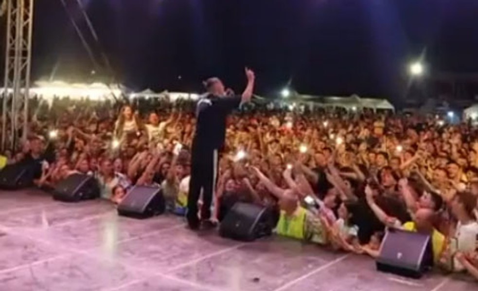 Gheboasă nu se dezminte. A cântat vulgarități la ziua unei comune, încurajat de primar și de sute de tineri VIDEO