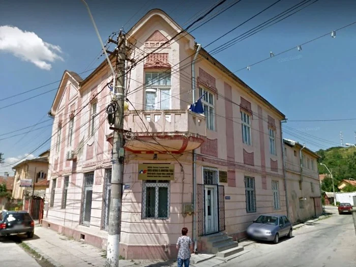 Clădirea reprezintă un pericol pentru angajaţi şi trecători. Foto: captură Google Street View