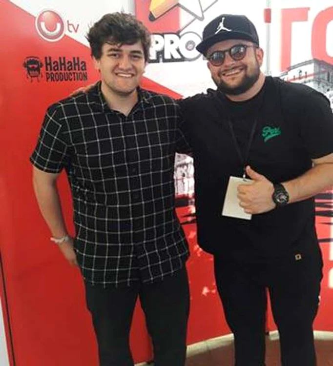 Fratele lui Smiley (stânga)