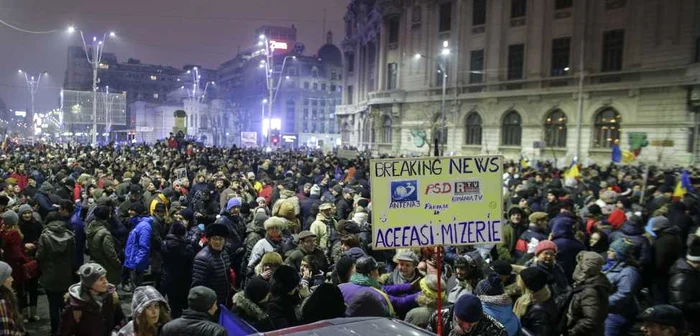 Oamenii au scandat împotriva posturilor Antena 3 şi RTV FOTO