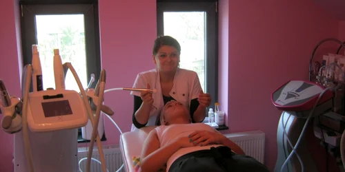 Angajatele centrului de relaxare de la Peciu Nou au experimentat pe propria piele ce au învăţat la cursurile de specialitate   FOTO Vali Silaghi