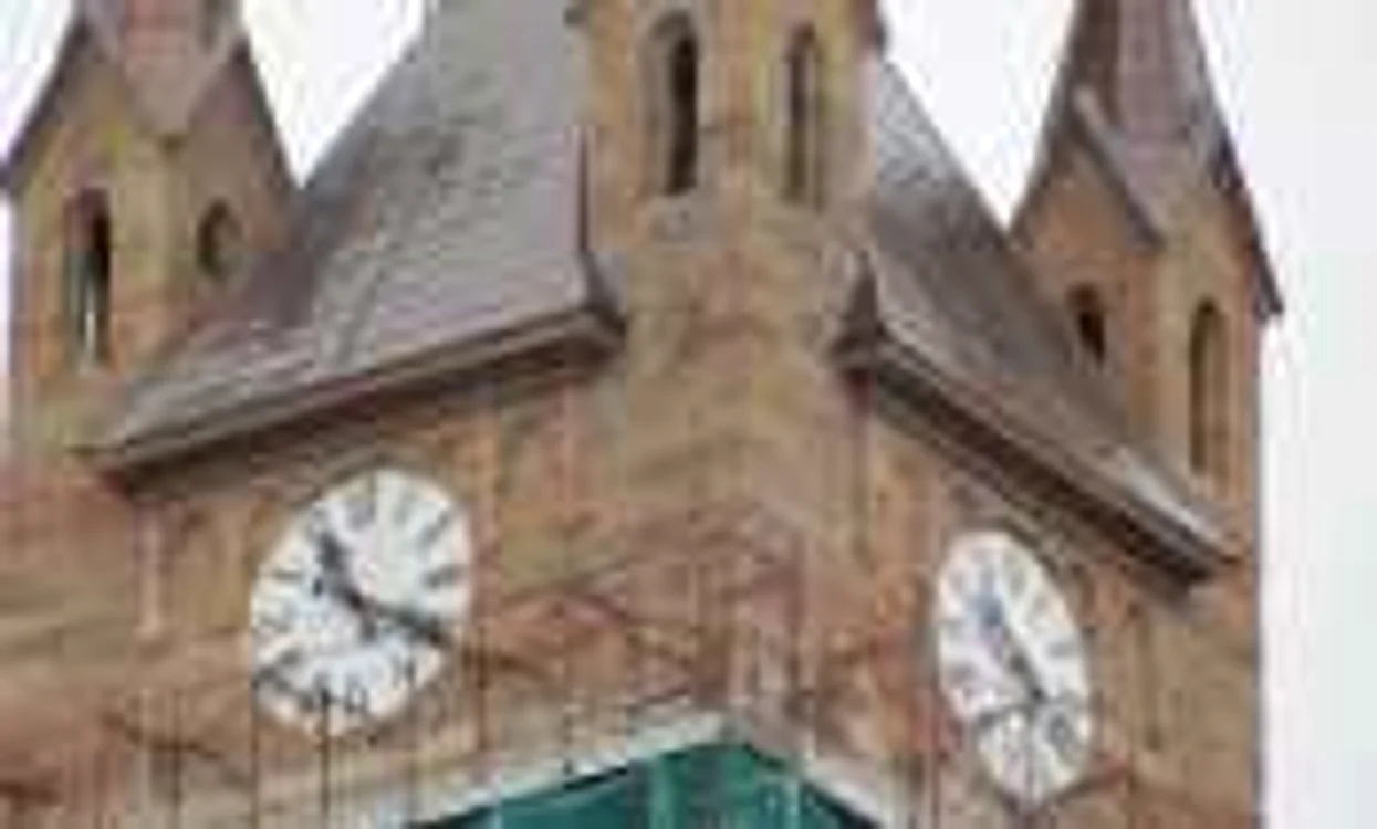  Ceasul din aripa estică arată cu o oră în plus faţă de celelalte trei