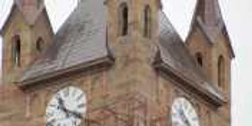  Ceasul din aripa estică arată cu o oră în plus faţă de celelalte trei