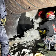 Tânăr de 21 de ani, blocat de două zile într-un canal din Sectorul 5 FOTO ISU