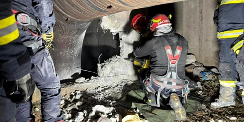 Tânăr de 21 de ani, blocat de două zile într-un canal din Sectorul 5 FOTO ISU