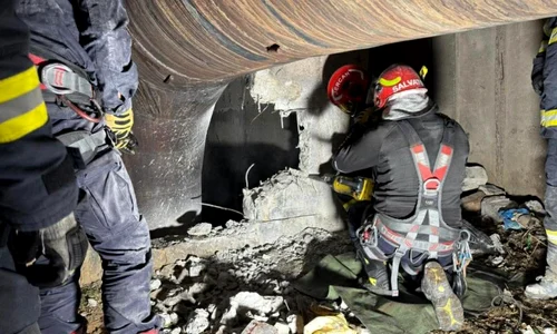 Tânăr de 21 de ani, blocat de două zile într-un canal din Sectorul 5 FOTO ISU