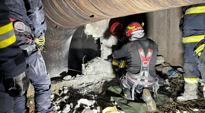 Tânăr blocat de două zile într-un canal din Sectorul 5. Intervenție de amploare după ce trecătorii i-au auzit țipetele