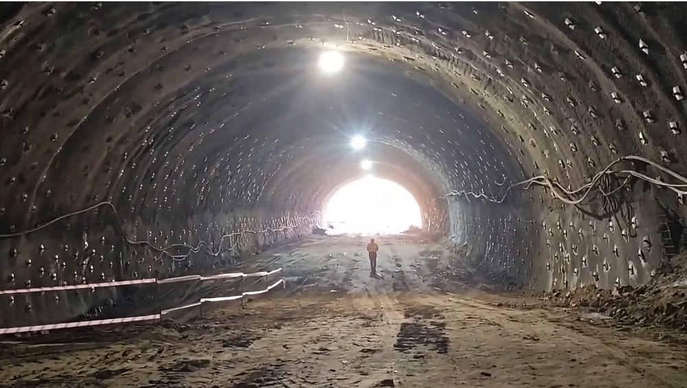 Progres pe Autostrada Sibiu–Pitești: A fost străpunsă a doua galerie a tunelului Boița 1