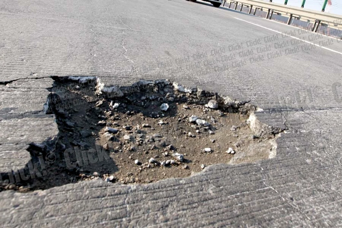 31 ianuarie 2013: Reporterii Click!  au găsit o mulţime  de semnalizatoare  căzute pe marginea  autostrăzii( Fotografii: Roberto Sălceanu )