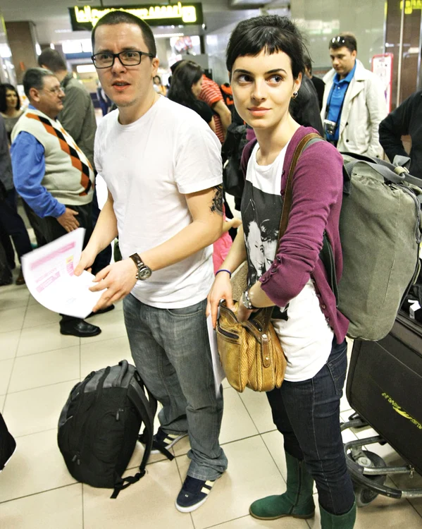 
    Mircea Ştefan (30 de ani) şi  Isabela Hîrtopanu (24 de ani)  consideră că serviciile aeroportului  din Otopeni se apropie cel mai  mult de pretenţiile lor (Fotografii: Sever Gheorghe)  