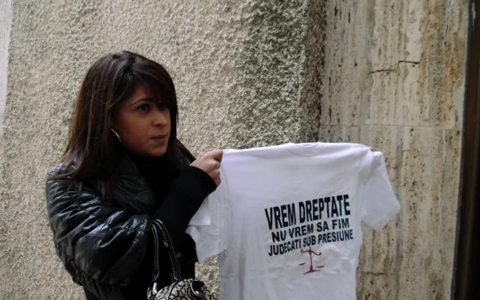 Graţiela i-a adus soţului său, Constantin Bogdan, un tricou cu care să-i impresioneze pe judecători