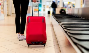 O femeie a vrut să își ia valiza de pe bandă, însă a simțit o înțepătură puternică : foto Shutterstock jpg