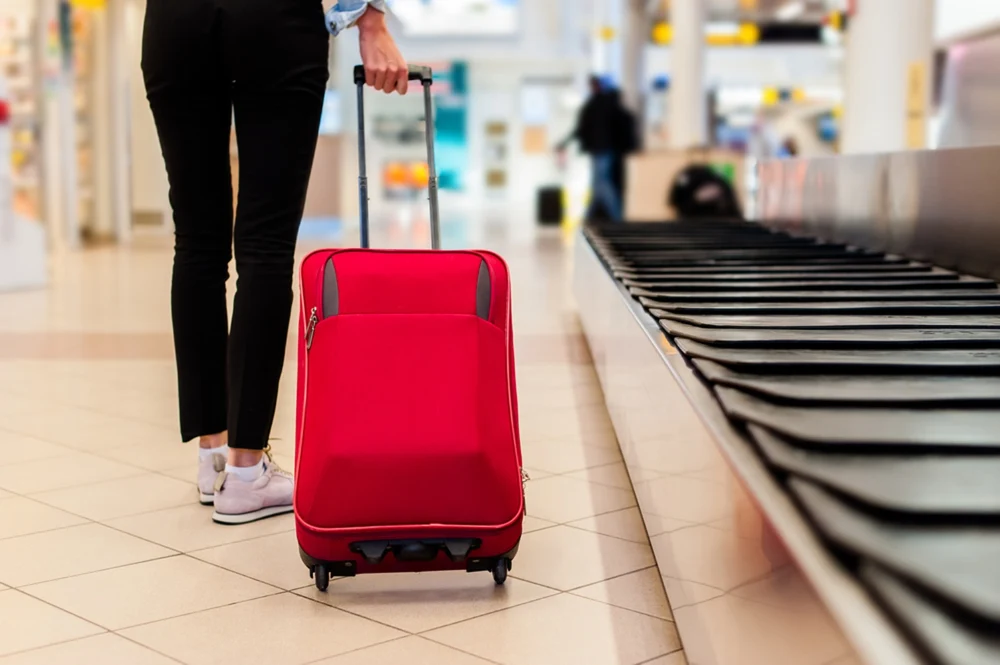 Alertă pe aeroportul din Strasbourg: europarlamentari români blocați în avion din cauza unui colet suspect