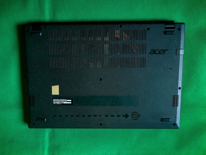 Acer TravelMate Vero TMV15 51 spate (1) jpg