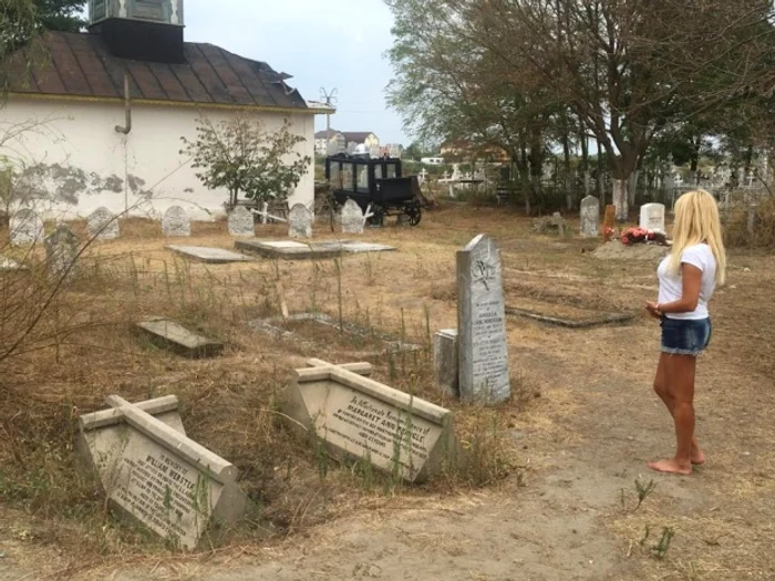 
    Elena Udrea s-a pozat în această vară în cimitirul vechi din Sulina  