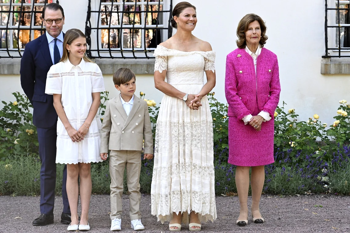 Prințesa Victoria, Prințul Daniel, Oscar și Estelle, alături de Regina Silvia