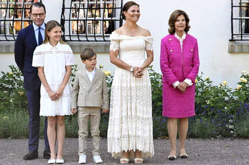 Prințesa Victoria, Prințul Daniel, Oscar și Estelle, alături de Regina Silvia