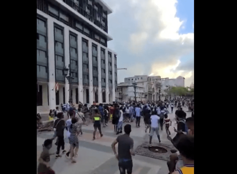 Un rapper a aruncat fanilor bancnote de 100 de dolari. Isteria a întrerupt serviciile de telefonie mobilă