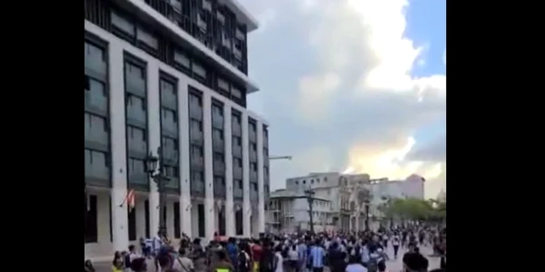 Un rapper american a aruncat fanilor bancnote de 100 de dolari FOTO Captură Video Twitter jpg