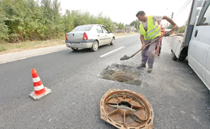 14 septembrie: Muncitorii au spart asfaltul pentru a scoate la suprafaţă canaleleFoto: Sever Gheorghe