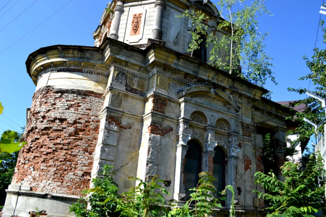 Capela a fost ridicată în memoria petrolistului Dumitru Hernea. FOTO campinaph.ro