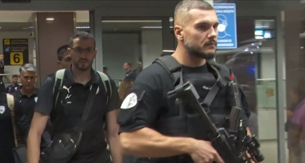 Drumul spre Euro 2024 se face cu arma în mână. Naționala Israelului, păzită ostentativ cu mitraliera de agenții Mossad