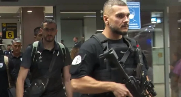 Naționala Israelului și agenții care o păzesc. Foto GSP