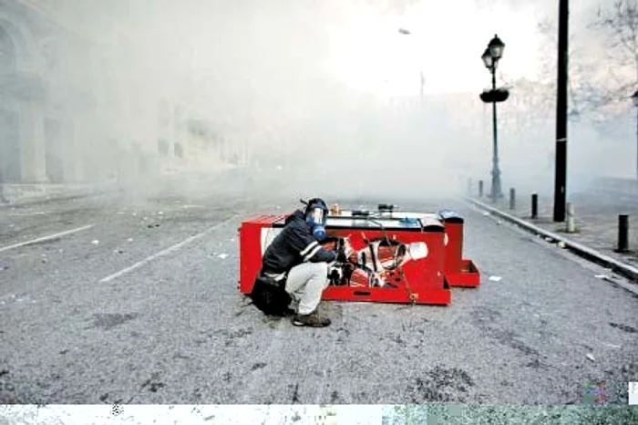 În spatele baricadelor improvizate Foto: afp