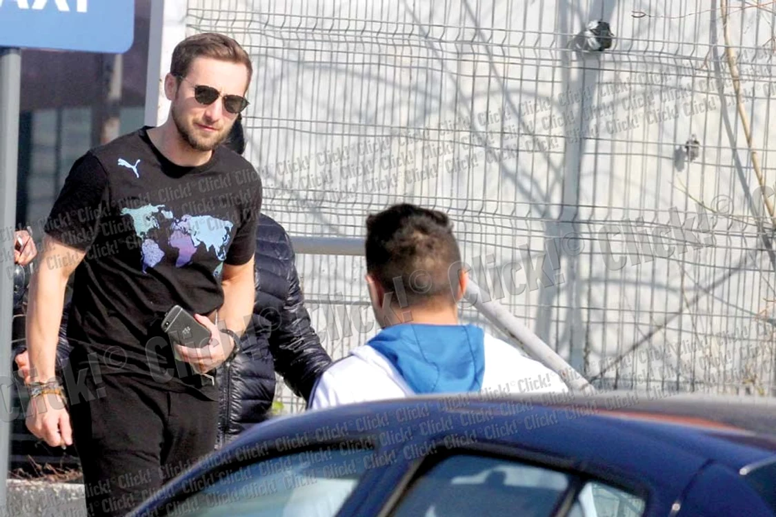 Dani Oțil e mai captivat  de telefon decât de  admiratoare... (Fotografii: Alex Muscaliu)
