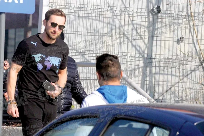 Dani Oțil e mai captivat  de telefon decât de  admiratoare... (Fotografii: Alex Muscaliu)