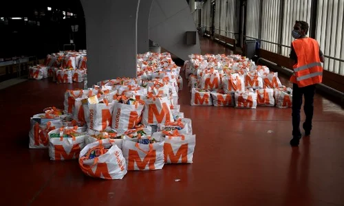 Voluntarii au pregătit 1 500 de pachete jpeg