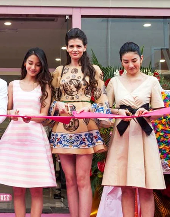 
    Monica Gabor a purtat o rochie Dolce&Gabana pe covorul roz. În spatele ei se pot vedea și panourile publicitare cu chipul vedetei (Fotografii: Splash)  