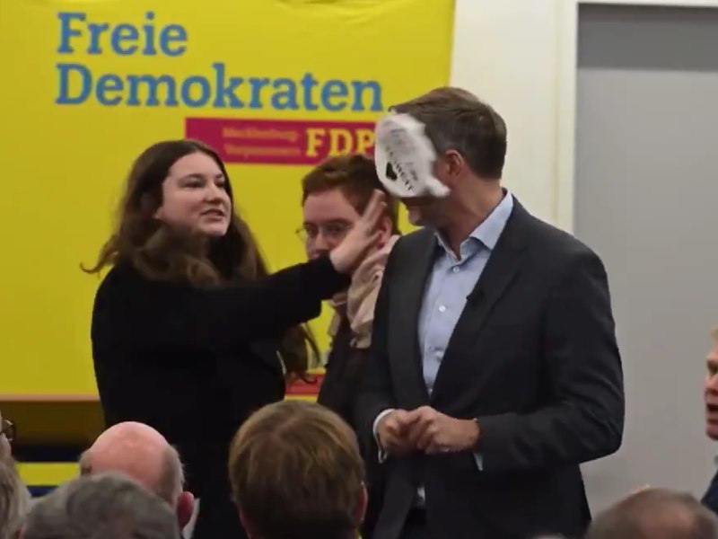 Episod șocant în timpul campaniei electorale din Germania. Fostul ministru de Finanțe, lovit cu spumă de ras în față