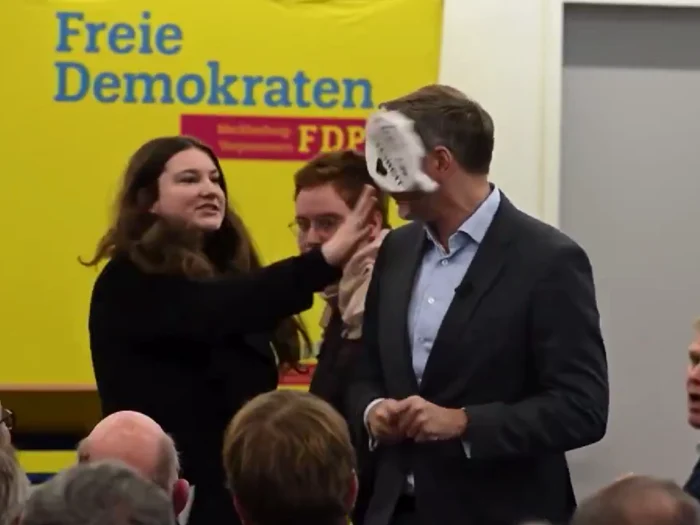 Christian Lindner, lovit în față cu spumă de ras/FOTO: Captură video X @anna_p_neumann
