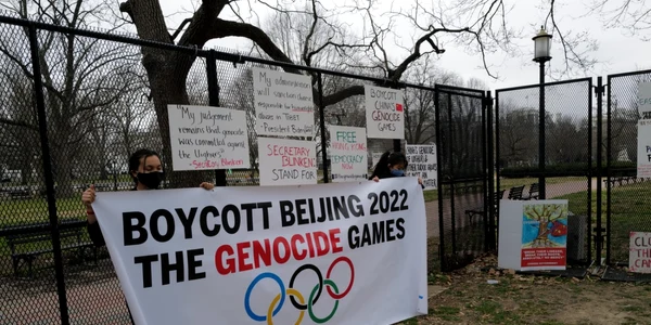 protest impotriva JO 2022 in fata Casei Albe