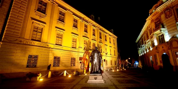 Statuia lui Samuel von Brukenthal din Piaţa Mare Sibiu din faţa muzeului cu acelaşi nume Foto FB Muzeul Naţional Brukenthal