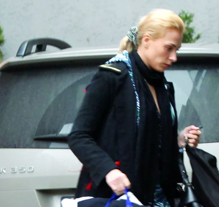 Pare nedormită... Vedeta de la PRO TV arată ca  şi cum nu s-ar fi odihnit  suficient şi e fără chef